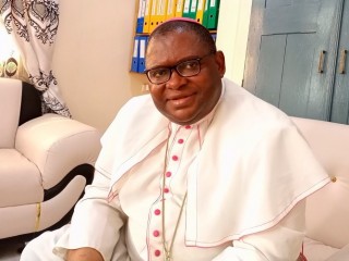 Đức Giám mục Michael Bibi Địa phận Buéa, Cameroon, trong bức ảnh được chụp tại căn hộ vào ngày 26 tháng 2 năm 2022 (Ảnh: Killian Chimtom/CNS)
