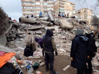 Bức ảnh không ghi ngày tháng này của Đài Tiếng nói Hoa Kỳ cho thấy đống đổ nát của một tòa nhà bị sập, Diyarbakır, Thổ Nhĩ Kỳ (Ảnh: VOA)