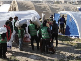 Một số người đàn ông Syria đang dựng lán trại tạm thời để làm nơi trú ẩn cho các gia đình vô gia cư sau trận động đất gây thương vong nặng nề ở thị trấn Harim thuộc tỉnh Idlib phía tây bắc Syria do quân nổi dậy nắm giữ ở biên giới với Thổ Nhĩ Kỳ, vào ngày 8 tháng 2 năm 2023, hai ngày sau trận động đất nghiêm trọng tấn công Thổ Nhĩ Kỳ và Syria (Ảnh: OMAR HAJ KADOUR/AFP qua Getty Images)