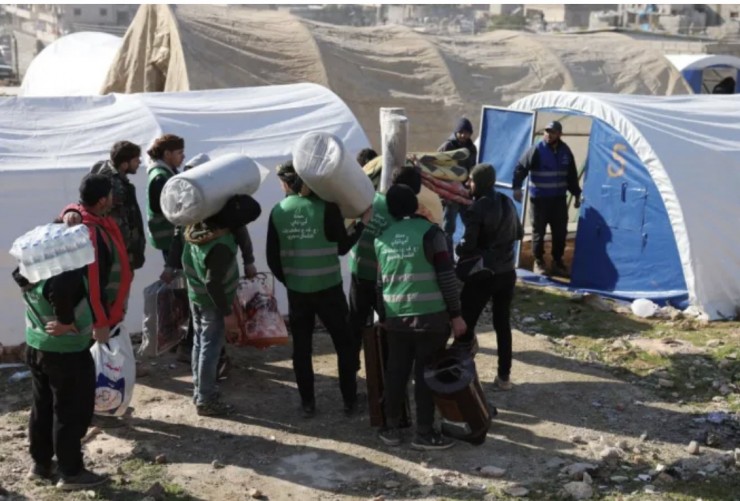 Một số người đàn ông Syria đang dựng lán trại tạm thời để làm nơi trú ẩn cho các gia đình vô gia cư sau trận động đất gây thương vong nặng nề ở thị trấn Harim thuộc tỉnh Idlib phía tây bắc Syria do quân nổi dậy nắm giữ ở biên giới với Thổ Nhĩ Kỳ, vào ngày 8 tháng 2 năm 2023, hai ngày sau trận động đất nghiêm trọng tấn công Thổ Nhĩ Kỳ và Syria (Ảnh: OMAR HAJ KADOUR/AFP qua Getty Images)