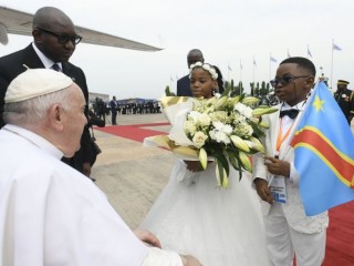 Đức Thánh Cha Phanxicô được chào đón tại từ Sân bay N’Dolo tại Cộng hòa Dân chủ Congo vào ngày 31 tháng 1 (Ảnh: Truyền thông Vatican)