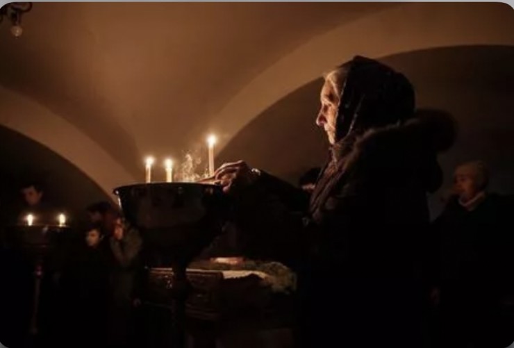 Một Kitô hữu Chính thống thắp nến trong buổi cầu nguyện Chúa nhật tại tầng hầm của Nhà thờ Các Thánh khi âm thanh và sự rung chuyển của pháo kích tiếp tục diễn ra tại Bakhmut vào ngày 5 tháng 2 năm 2023, giữa bối cảnh của cuộc xâm lược của Nga vào Ukraine (Ảnh: Yasuyoshi Chiba/AFP/Getty)