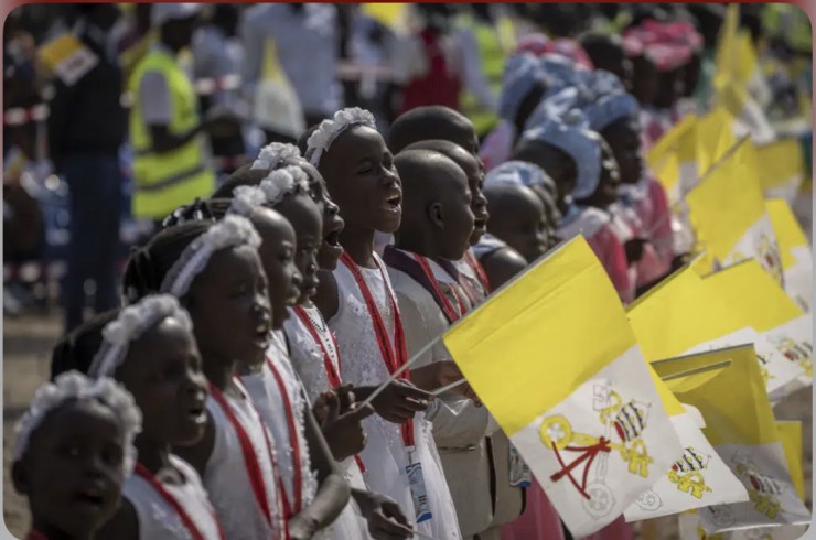 Các em thiếu nhi hát và vẫy cờ Vatican khi Đức Thánh Cha Phanxicô đến Nhà thờ Thánh Têrêsa ở Juba, Nam Sudan, thứ Bảy, ngày 4 tháng 2 năm 2023 (Ảnh: Ben Curtis/AP)