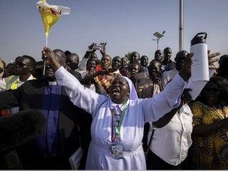 Một Nữ tu trong đám đông hét lên rằng đất nước cần hòa bình khi Đức Thánh Cha Phanxicô chuẩn bị lên xe rời sân bay ở Juba, Nam Sudan vào thứ Sáu, ngày 3 tháng 2 năm 2023 (Ảnh: Ben Curtis/AP)