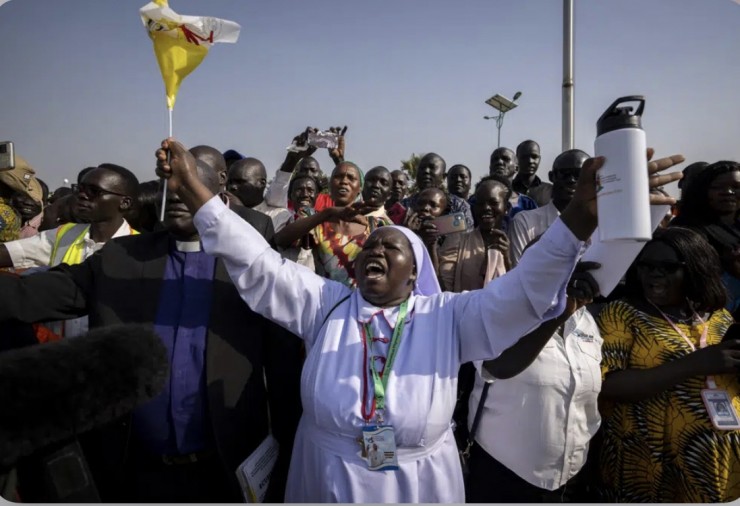 Một Nữ tu trong đám đông hét lên rằng đất nước cần hòa bình khi Đức Thánh Cha Phanxicô chuẩn bị lên xe rời sân bay ở Juba, Nam Sudan vào thứ Sáu, ngày 3 tháng 2 năm 2023 (Ảnh: Ben Curtis/AP)