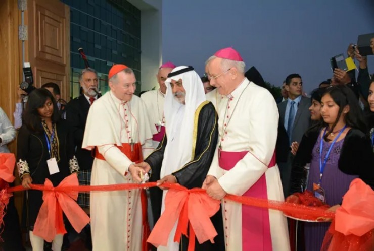 Từ trái sang phải: Đức Hồng Y Parolin, Bộ trưởng Nhà nước UAE Nahyan bin Mubarak Al Nahyan, và Đức Giám mục Hinder, cắt băng khánh thành tại lễ khánh thành Giáo xứ Thánh Phaolô ở Mussafah, Abu Dhabi, UAE, ngày 11 tháng 6 năm 2015. (Ảnh: Đại diện Tông tòa Ả Rập Saudi)