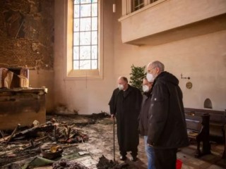 Đức Giám mục phụ tá Ansgar Puff tại Kreuzerhöhungskirche bị tàn phá ở Wissen, Đức, ngày 15 tháng 2 năm 2023 (Ảnh: Tổng Giáo phận Cologne)