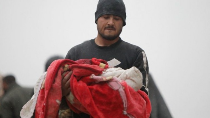 Một người đàn ông Syria bế thi thể trẻ sơ sinh thiệt mạng trong trận động đất