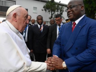 Đức Thánh Cha Phanxicô bắt tay Tổng thống Felix Tshisekedi (Ảnh: Vatican News)