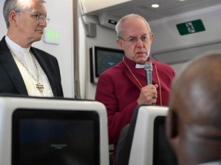 Đức Tổng Giám mục Anh giáo Justin Welby (phải) với Mục sư Iain Greenshields trên chuyến bay Giáo hoàng (Ảnh: Truyền thông Vatican/ Divisione Foto)