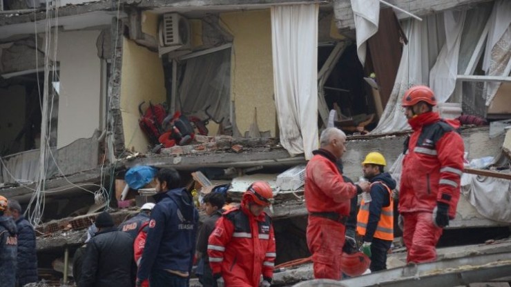 Nhân viên cứu hộ và tình nguyện viên đang tìm kiếm trong đống đổ nát của một tòa nhà bị sập ở Diyarbakir, đông nam Thổ Nhĩ Kỳ