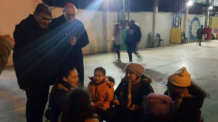 Đức Hồng Y Zenari đến thăm những người dân sơ tán ở Aleppo sau trận động đất ngày 6 tháng 2 năm 2023 (Ảnh: vatican News)