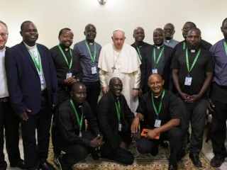 Đức Thánh Cha Phanxicô gặp gỡ các tu sĩ Dòng Tên ở Nam Sudan (Ảnh: Truyền thông Vatican)