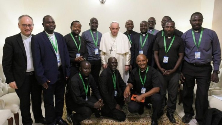 Đức Thánh Cha Phanxicô gặp gỡ các tu sĩ Dòng Tên ở Nam Sudan (Ảnh: Truyền thông Vatican)