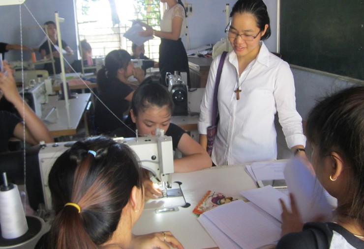 Nữ tu Maria Nguyễn Thị Hằng FMI gặp gỡ những người phụ nữ học nghề may ở Huế (Ảnh: GSR/Joachim Phạm)