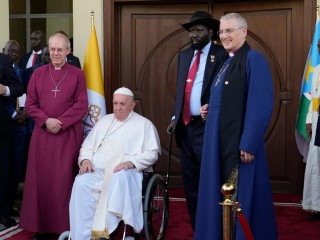 Đức Tổng Giám mục Canterbury Justin Welby, Đức Thánh Cha Phanxicô, Tổng thống Nam Sudan Salva Kiir và Người điều hành Đại hội đồng Giáo hội Scotland Iain Greenshields tại Dinh Tổng thống Juba (Ảnh: Gregorio Borgia/AP)