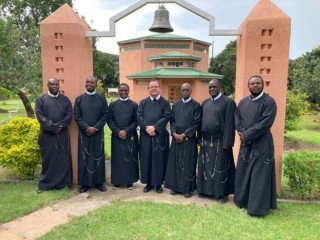 Từ trái sang phải: Thầy Tendai Lemeyu, Cha Mark Chikuni, Cha Kenneth Macharaga, Cha Richard Reid, Cha Francis Kunaka, Thầy Tendai Tamai, Cha Elias Gweme.