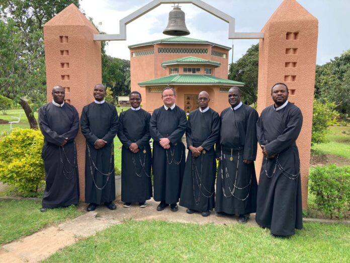 Từ trái sang phải: Thầy Tendai Lemeyu, Cha Mark Chikuni, Cha Kenneth Macharaga, Cha Richard Reid, Cha Francis Kunaka, Thầy Tendai Tamai, Cha Elias Gweme.