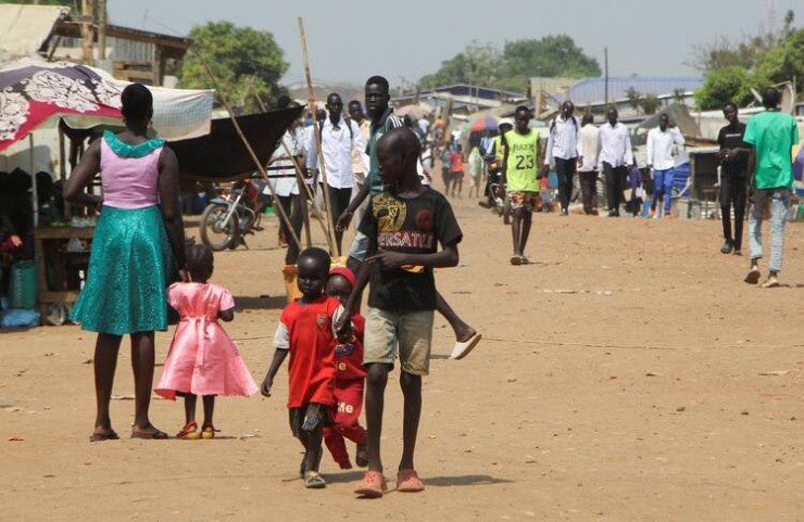Những người dân tản cư trong nước đang đi bộ, vào ngày 23 tháng 1 năm 2023, tại một địa điểm Bảo vệ Thường dân trong Phái bộ Liên Hợp Quốc ở khu phức hợp Nam Sudan bên ngoài Juba trước chuyến viếng thăm Nam Sudan từ ngày 3 đến ngày 5 tháng 2 của Đức Thánh Cha Phanxicô (Ảnh: OSV News/Samir Bol, Reuters)