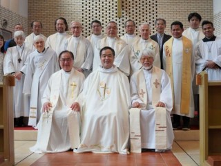 Tân Linh mục Toshihisa Shimose CSsR chụp hình lưu niệm với cộng đoàn tham dự Thánh lễ mở tay được cử hành tại Nhà thờ Hatsudai ở Tokyo