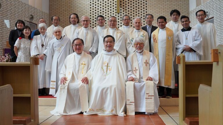 Tân Linh mục Toshihisa Shimose CSsR chụp hình lưu niệm với cộng đoàn tham dự Thánh lễ mở tay được cử hành tại Nhà thờ Hatsudai ở Tokyo