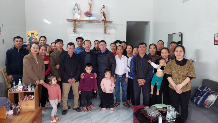 Thừa sai Đại Phúc DCCT chụp ảnh lưu niệm cùng gia đình khi đến thăm viếng