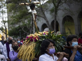 Các tín hữu Công giáo tham gia tái hiện Chặng Đàng Thánh Giá trong Mùa Chay tại Nhà thờ Chính Tòa Managua, Nicaragua, Thứ Sáu, ngày 17 tháng 3 năm 2023. Giữa những căng thẳng giữa Vatican và chính phủ Daniel Ortega, các tín hữu Công giáo đã sốt sắng tưởng niệm những giờ phút sau cùng của Chúa Giêsu Kitô trên trần gian trong khuôn viên của Nhà thờ Chính Tòa do cảnh sát cấm tổ chức các lễ hội tôn giáo trên đường phố (Ảnh:AP/Inti Ocon)