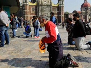 Các tín hữu cầu nguyện tại Vương Cung Thánh Đường Đức Mẹ Guadalupe ở Mexico City (Ảnh: Shutterstock)