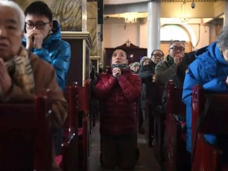 Các tín hữu Công giáo Trung Quốc tham dự Thánh lễ Thứ Tư Lễ Tro tại một nhà thờ được nhà nước công nhận ở Bắc Kinh (Ảnh: Greg Baker/AFP)