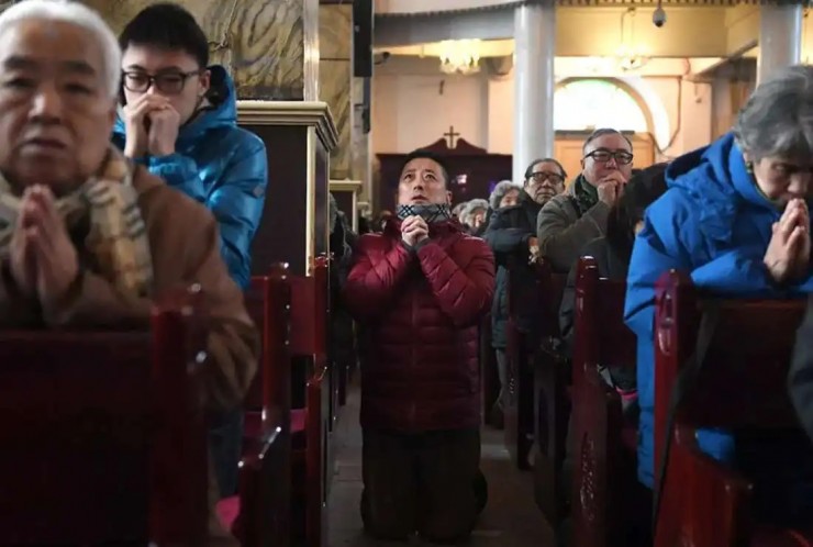 Các tín hữu Công giáo Trung Quốc tham dự Thánh lễ Thứ Tư Lễ Tro tại một nhà thờ được nhà nước công nhận ở Bắc Kinh (Ảnh: Greg Baker/AFP)