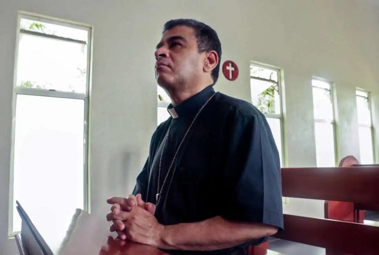Đức Giám mục Công giáo Nicaragua Rolando Alvarez cầu nguyện tại nhà thờ Santo Cristo de Esquipulas ở Managua, vào ngày 20 tháng 5 năm 2022 (Ảnh: AFP)