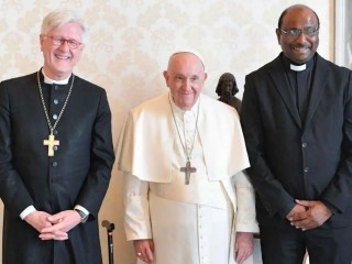 Đức Giám mục Bedford-Strohm, điều hành viên của ủy ban trung ương WCC, Đức Thánh Cha Phanxicô, và Mục sư Jerry Pillay, tổng thư ký WCC, trong cuộc gặp gỡ tại Vatican vào ngày 23 tháng 3 (Ảnh: Hội đồng Giáo hội Thế giới)