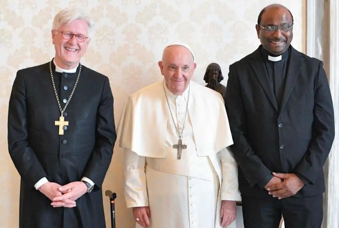 Đức Giám mục Bedford-Strohm, điều hành viên của ủy ban trung ương WCC, Đức Thánh Cha Phanxicô, và Mục sư Jerry Pillay, tổng thư ký WCC, trong cuộc gặp gỡ tại Vatican vào ngày 23 tháng 3 (Ảnh: Hội đồng Giáo hội Thế giới)