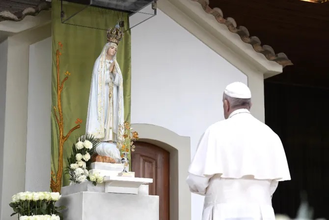 Đức Thánh Cha Phanxicô cầu nguyện tại Đền thánh Đức Mẹ Fatima ở Bồ Đào Nha vào ngày 12 tháng 5 năm 2017 (Ảnh: Truyền thông Vatican)