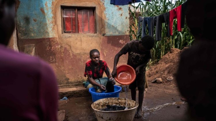 Dân làng ở Malawi lấy nước từ giếng trong bối cảnh dịch tả chết chóc bùng phát do nguồn nước bị ô nhiễm (Ảnh: AFP)
