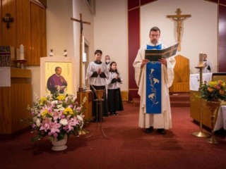 Cha Charles Duval, Bề Trên Giám Tỉnh Dòng Chúa Cứu Thế Canada, đọc lời nguyện trước Linh ảnh Thánh Anphongsô de Liguori