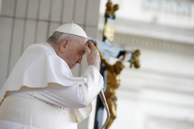 Đức Thánh Cha Phanxicô cầu nguyện tại Quảng trường Thánh Phêrô trong buổi tiếp kiến chung hôm thứ Tư ngày 8 tháng Ba (Ảnh: truyền thông Vatican)