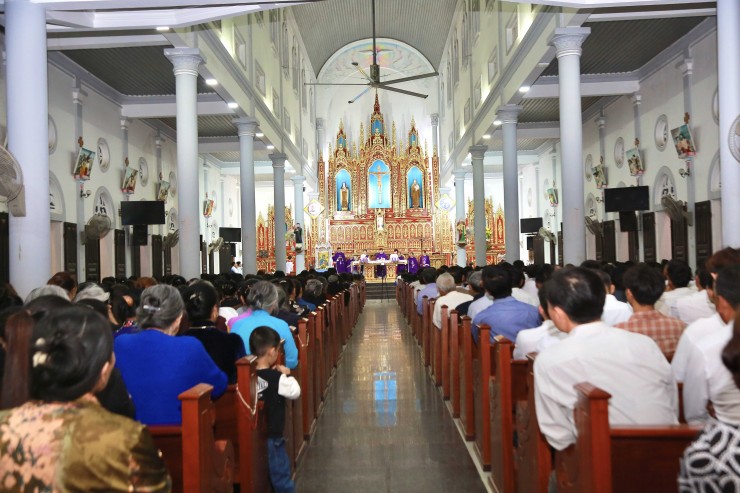 Đông đảo Giáo dân cùng hiệp dâng lời tạ ơn trong Thánh lễ bế mạc Tuần Đại Phúc
