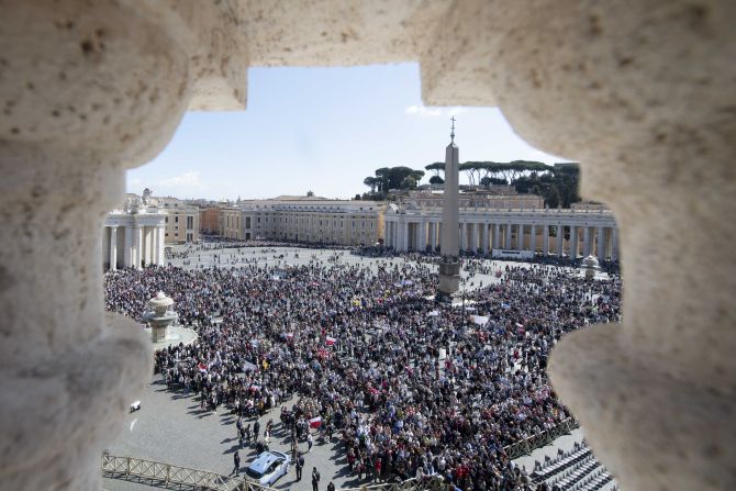 Đám đông theo dõi bài chia sẻ và cầu nguyện trong giờ KinhTruyền Tin của Đức Thánh Cha Phanxicô hôm Chúa nhật ngày 12 tháng 3 năm 2023 (Ảnh: Truyền thông Vatican)