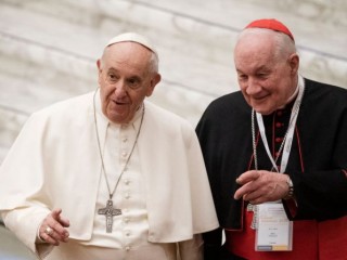 Đức Thánh Cha Phanxicô xuất hiện cùng với Đức Hồng Y Marc Ouellet để khai mạc Hội nghị chuyên đề kéo dài ba ngày về chức tư tế tại hội trường Phaolô VI ở Vatican vào ngày 17 tháng 2 năm 2022 (Ảnh: Tiziana Fabi/AFP qua Getty Images)