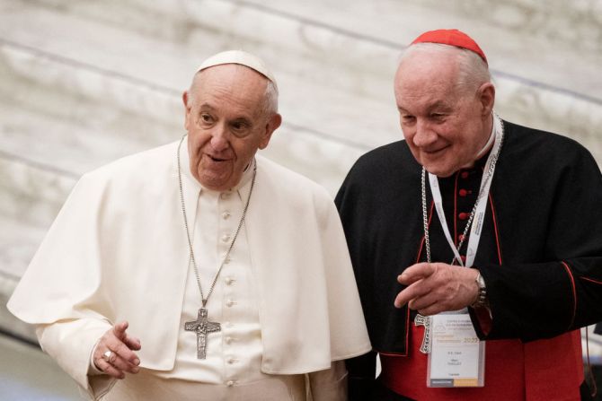 Đức Thánh Cha Phanxicô xuất hiện cùng với Đức Hồng Y Marc Ouellet để khai mạc Hội nghị chuyên đề kéo dài ba ngày về chức tư tế tại hội trường Phaolô VI ở Vatican vào ngày 17 tháng 2 năm 2022 (Ảnh: Tiziana Fabi/AFP qua Getty Images)