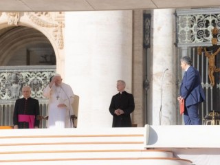 Đức Thánh Cha Phanxicô trong buổi tiếp kiến chung hôm thứ Tư ngày 15 tháng 3 tại Quảng trường Thánh Phêrô (Ảnh: Daniel Ibanez/CNA)