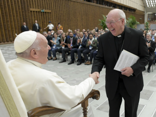 Đức Thánh Cha Phanxicô chào đón Đức Hồng y Kevin J. Farrell, Tổng Trưởng Thánh Bộ Giáo dân, Gia đình và Sự sống, tại hội nghị thượng đỉnh "Thể thao cho mọi người" tại Hội trường Vatican ngày 30 tháng 9 năm 2022. (Ảnh CNS/ Truyền thông Vatican)