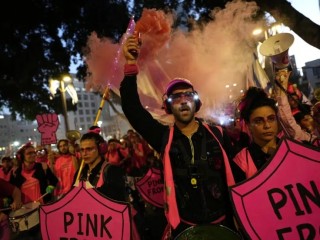 Người Israel tuần hành để phản đối kế hoạch của chính phủ cực hữu của Thủ tướng Benjamin Netanyahu nhằm cải tổ hệ thống tư pháp, tại Tel Aviv, Israel, thứ Bảy, ngày 1 tháng 4 năm 2023 (Ảnh: Ohad Zwigenberg/AP)