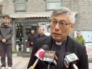 Trong hình ảnh này từ một video do đài truyền hình Hồng Kông TVB quay, Giám mục Hồng Kông Stephen Chow nói chuyện với giới truyền thông trong chuyến thăm Bắc Kinh, với những người đàn ông không rõ danh tính đứng đằng sau ngài, vào Thứ Năm, ngày 20 tháng 4 năm 2023. Châu Tinh Trì nói trong chuyến đi lịch sử đến Bắc Kinh rằng ngài hy vọng các giáo phận của hai thành phố sẽ có nhiều trao đổi và hợp tác hơn, truyền thông địa phương đưa tin hôm thứ Năm giữa những dấu hiệu căng thẳng giữa Trung Quốc và Vatican. (TVB qua AP)