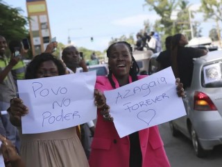 Người biểu tình tham gia tuần hành ủng hộ rapper Azagaia ở Maputo, Mozambique, Thứ Tư, ngày 15 tháng 3 năm 2023. Người Mozambique đang lên kế hoạch tuần hành trên khắp đất nước để tôn vinh Azagaia, tên thật là Edson da Luz, một rapper phản kháng nổi tiếng và là người chỉ trích chính phủ gay gắt đã qua đời vào đầu tháng Ba (Ảnh: Tom Gauld/AP.)