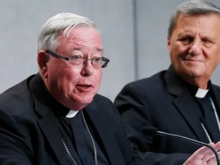 Đức Hồng Y Jean-Claude Hollerich Địa phận Luxembourg, Tổng Tường trình viên của Thượng Hội Đồng Giám Mục, phát biểu tại một cuộc họp báo để trình bày thông tin cập nhật về tiến trình của Thượng Hội Đồng Giám Mục tại Vatican vào ngày 26 tháng 8 năm 2022. Bên cạnh là Đức Hồng Y Mario Grech, Tổng Thư ký của Thượng Hội Đồng Giám Mục (Ảnh: CNS/ Paul Haring)