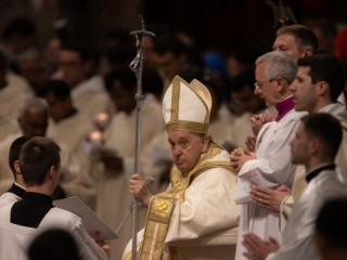 Đức Thánh Cha Phanxicô trong Thánh lễ Đêm Vọng Phục sinh tại Vatican vào ngày 8 tháng 4 năm 2023 (Ảnh: Daniel Ibanez/CNA)