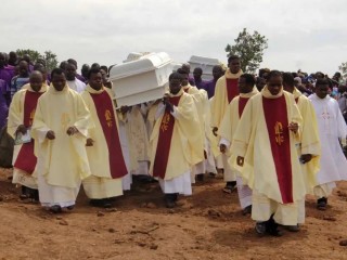 Các giáo sĩ khiêng quan tài màu trắng chứa thi thể của các Linh mục được cho là bị giết hại bởi những người chăn nuôi gia súc Fulani, để chôn cất tại Ayati-Ikpayongo ở quận Gwer East của Bang Benue, miền trung bắc Nigeria vào ngày 22 tháng 5 năm 2018 (Ảnh: AFP)