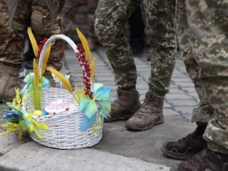 Những người lính Ukraine tham dự một nghi lễ tại nhà thờ vào Đêm Vọng Phục sinh của Chính thống giáo ở thành phố Sloviansk (Ảnh: AFP)